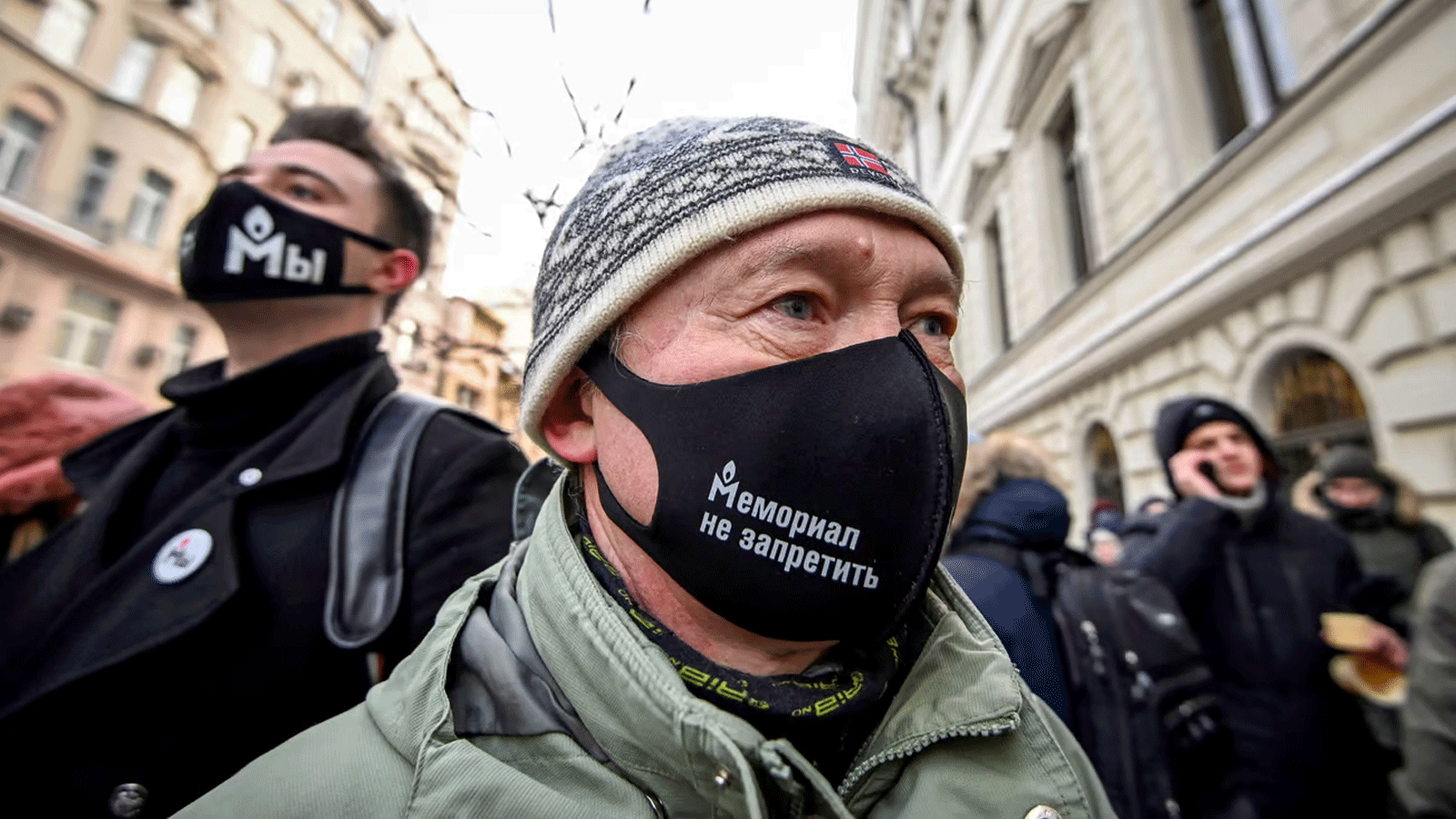 أنصار المنظمة غير الحكومية الروسية Memorial International يقفون خارج المحكمة العليا الروسية في 28 كانون الأول\ديسمبر 2021