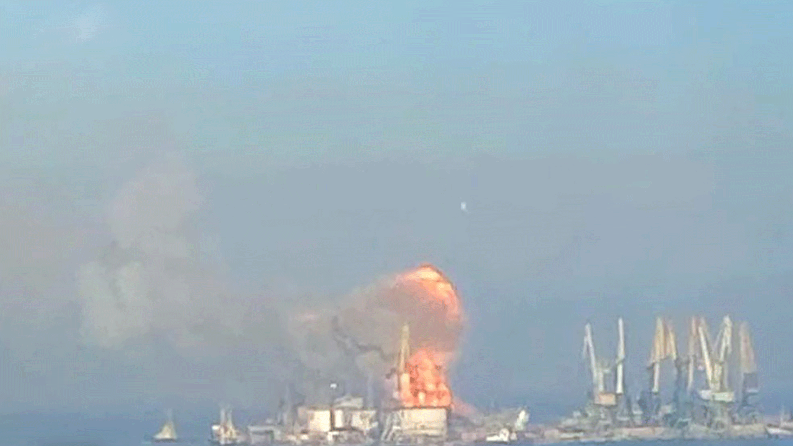 كييف تقول إنها قصفت سفينة نقل بحرية روسية راسية في بحر آزوف بالقرب من ماريوبول