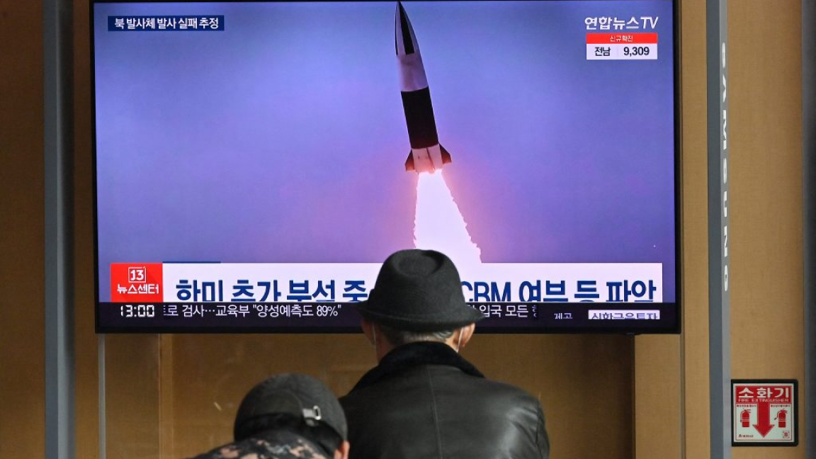 مواطنون كوريون شماليون يشاهدون على التلفاز مشاهد إطلاق صواريخ تجريبية في 16 مارس 2022