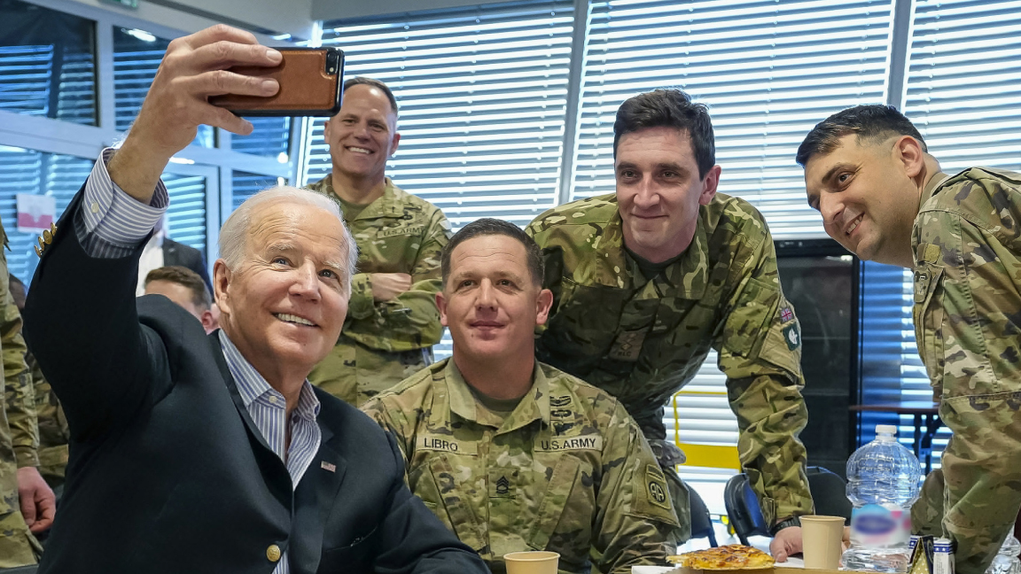 صورة نشرها الرئيس الأميركي جو بايدن على حسابه الرسمي في تويتر التقطها مع جنود أميركيين في بولندا