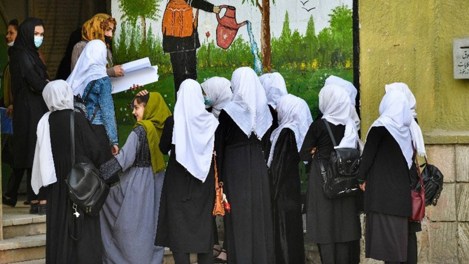 فتيات على مدخل مدرسة في أفغانستان