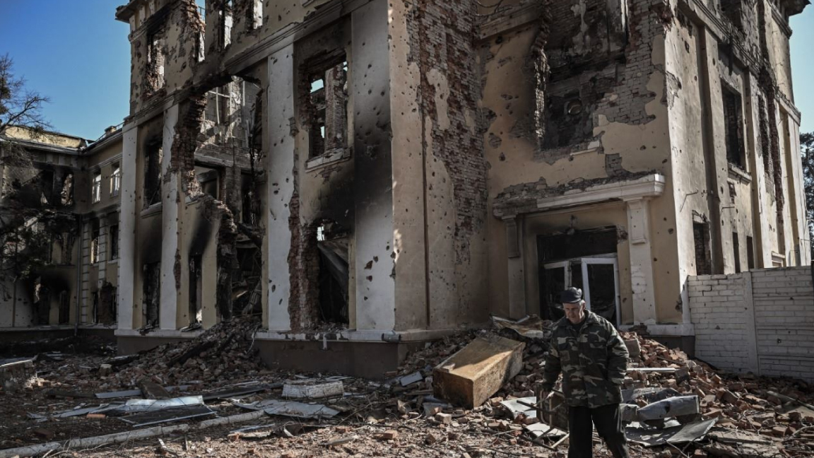 مسن قرب مدرسة دمرتها القذائف الروسية في مدينة خاركيف في 25 مارس 2022
