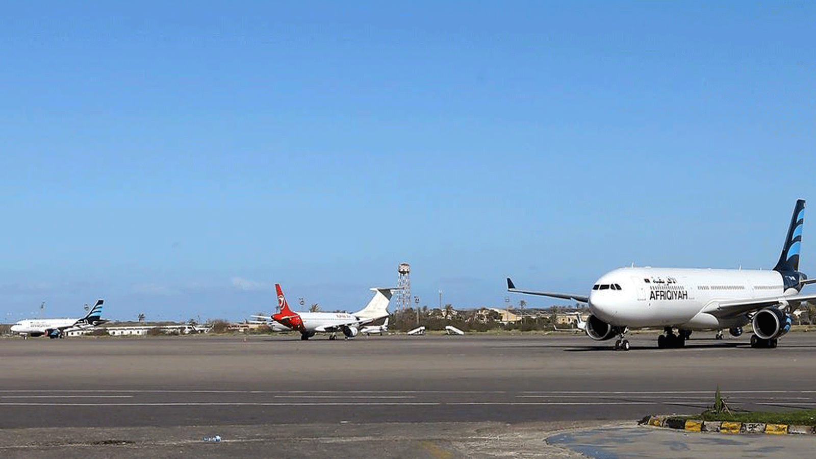 طائرات على مدرج مطار معيتيقة الدولي في العاصمة الليبية طرابلس