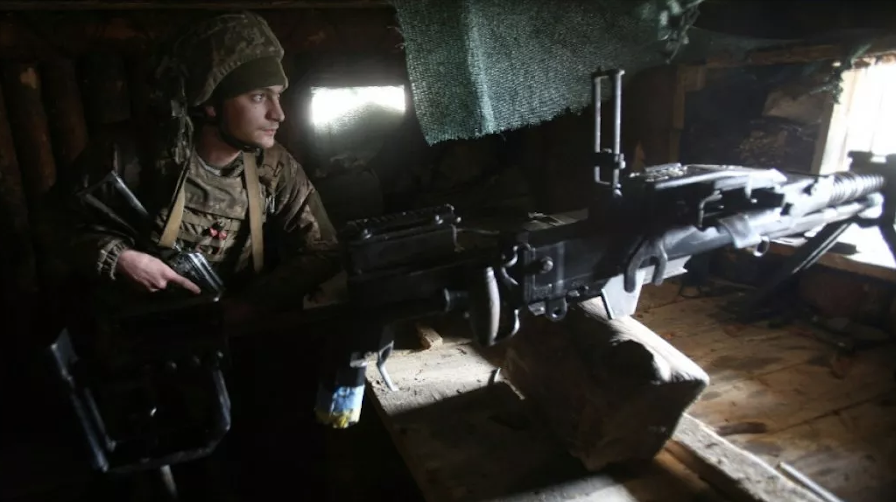 جندي أوكراني خلف سلاحه