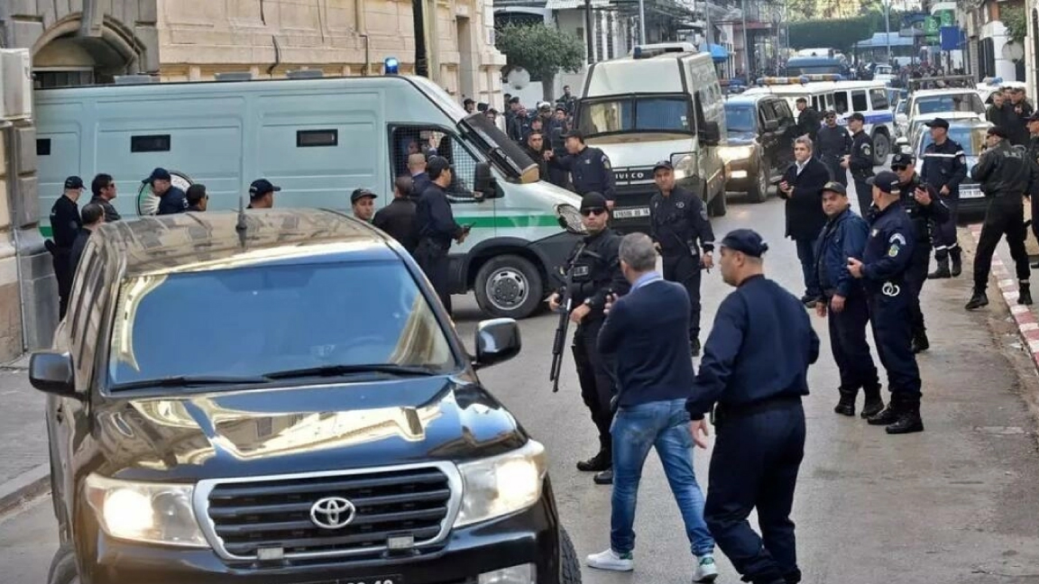 صورة من الأرشيف لموكب أمني ينقل مسؤولين سابقين ورجال أعمال متهمين بالفساد إلى محكمة في الجزائر العاصمة، 2 كانون الأول/ديسمبر 2019