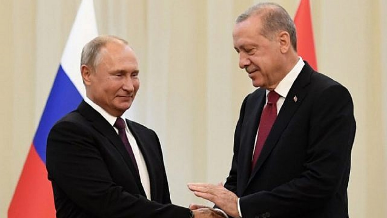 الرئيس الروسي فلاديمير بوتين (إلى اليسار) يصافح نظيره التركي رجب طيب أردوغان