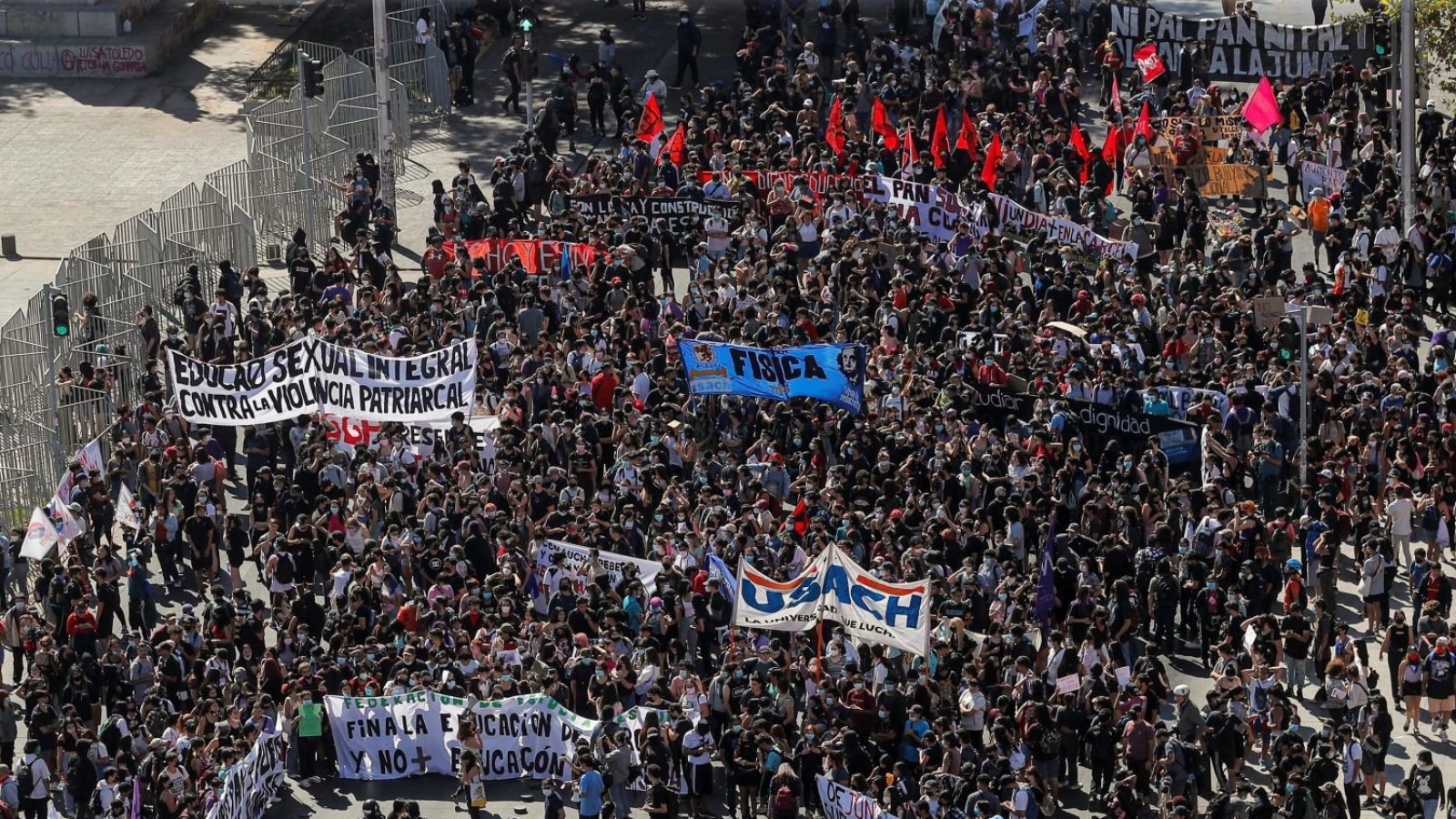 طلاب جامعيون يتظاهرون في سانتياغو في 25 مارس 2022