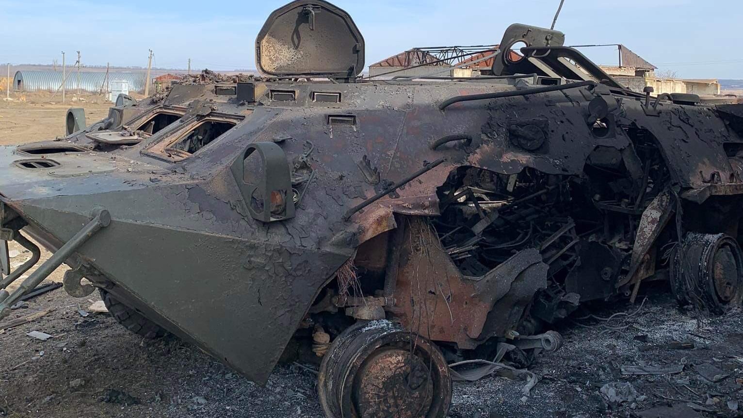 صورة متناقلة على وسائل التواصل الاجتماعي لآلية عسكرية روسية مدمرة في ميكولايف، ضمن رتل من الآليات وقعت في فخ نصبه الجيش الأوكراني