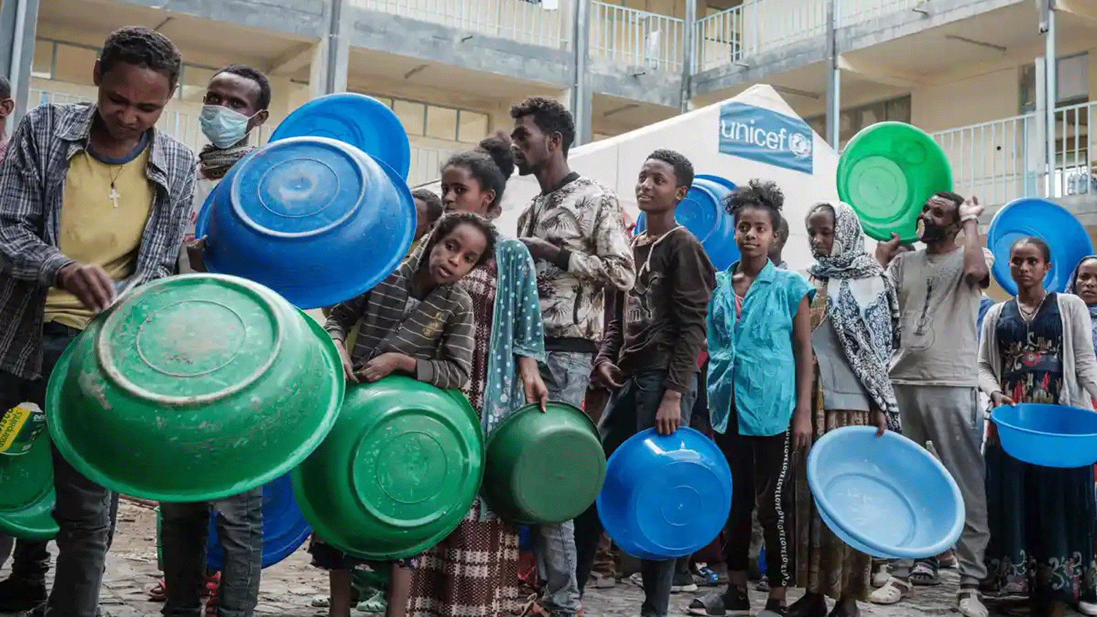  أشخاص يصطفون للحصول على الطعام في منطقة تيغراي الإثيوبية