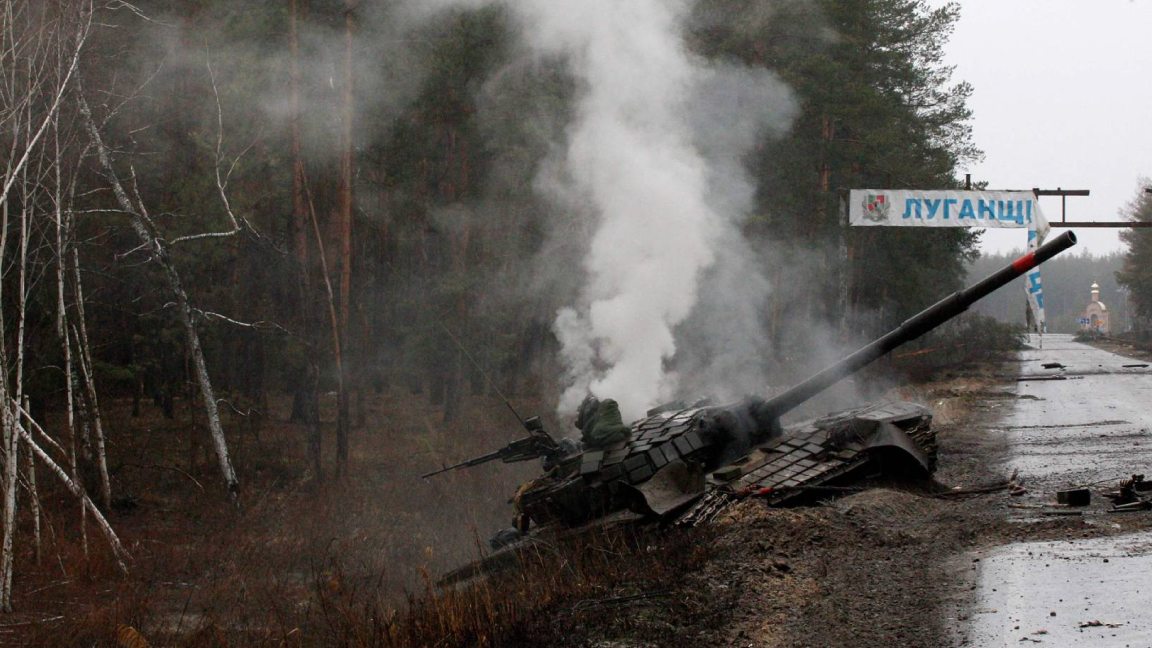 الدخان متصاعد من برج دبابة روسية دمرها الأوكرانيون وقتلوا طاقمها في لوغانسك