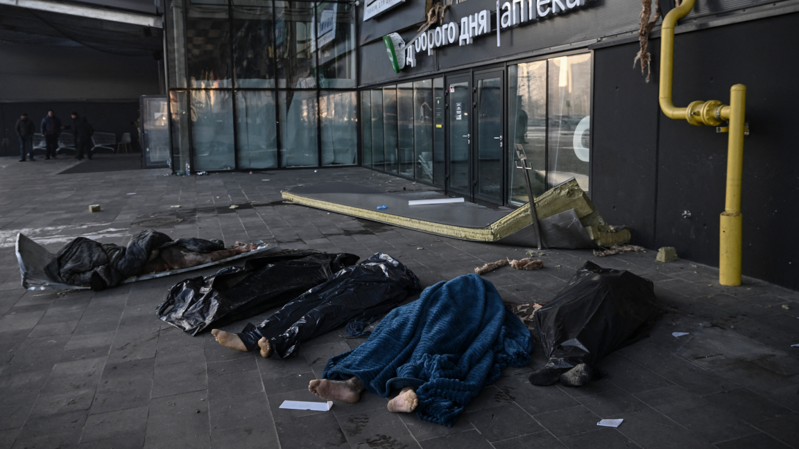 جثث مغطاة بالبطانيات والأكياس البلاستيكية خارج مركز التسوق ريتروفيل في كييف في 21 مارس 2022 بعدما تعرض للقصف الروسي