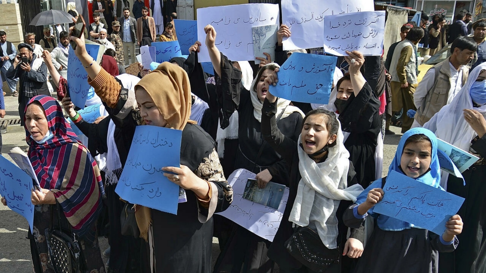 فتيات ونساء يتظاهرن في كابول في 26 مارس 2022 احتجاجاً على قرار طالبان إعادة إغلاق الثانويات للفتيات