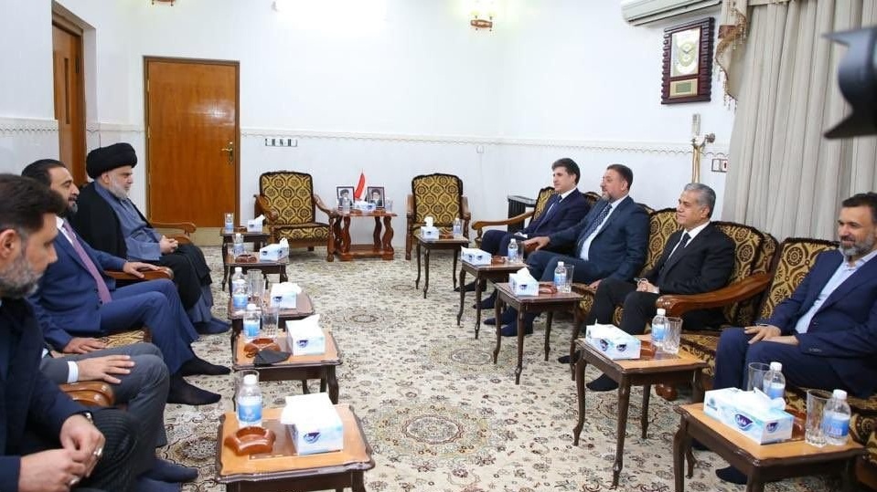 الصدر مجتمعا في النجف في 31 كانون الثاني يناير 2022 مع قادة القوى السنية والكردية المتحالفة مه في "انقاذ الوطن"