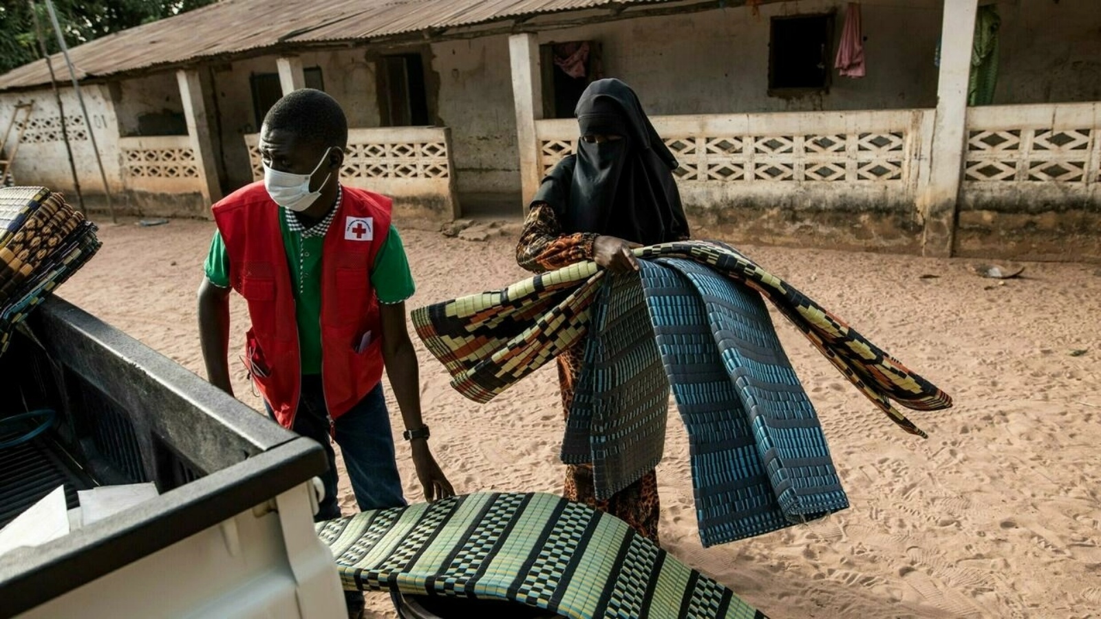 ناشطون في جمعية الصليب الأحمر الغامبية يقدمون مساعدات عاجلة لنازحين من إقليم كازامانس السنغالي، في قرية سابينور في غامبيا في 15 مارس 2022