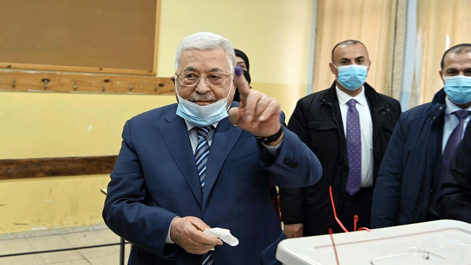 رام الله: الرئيس محمود عباس، يدلي بصوته في الانتخابات المحلية في مدينة البيرة(وفا)