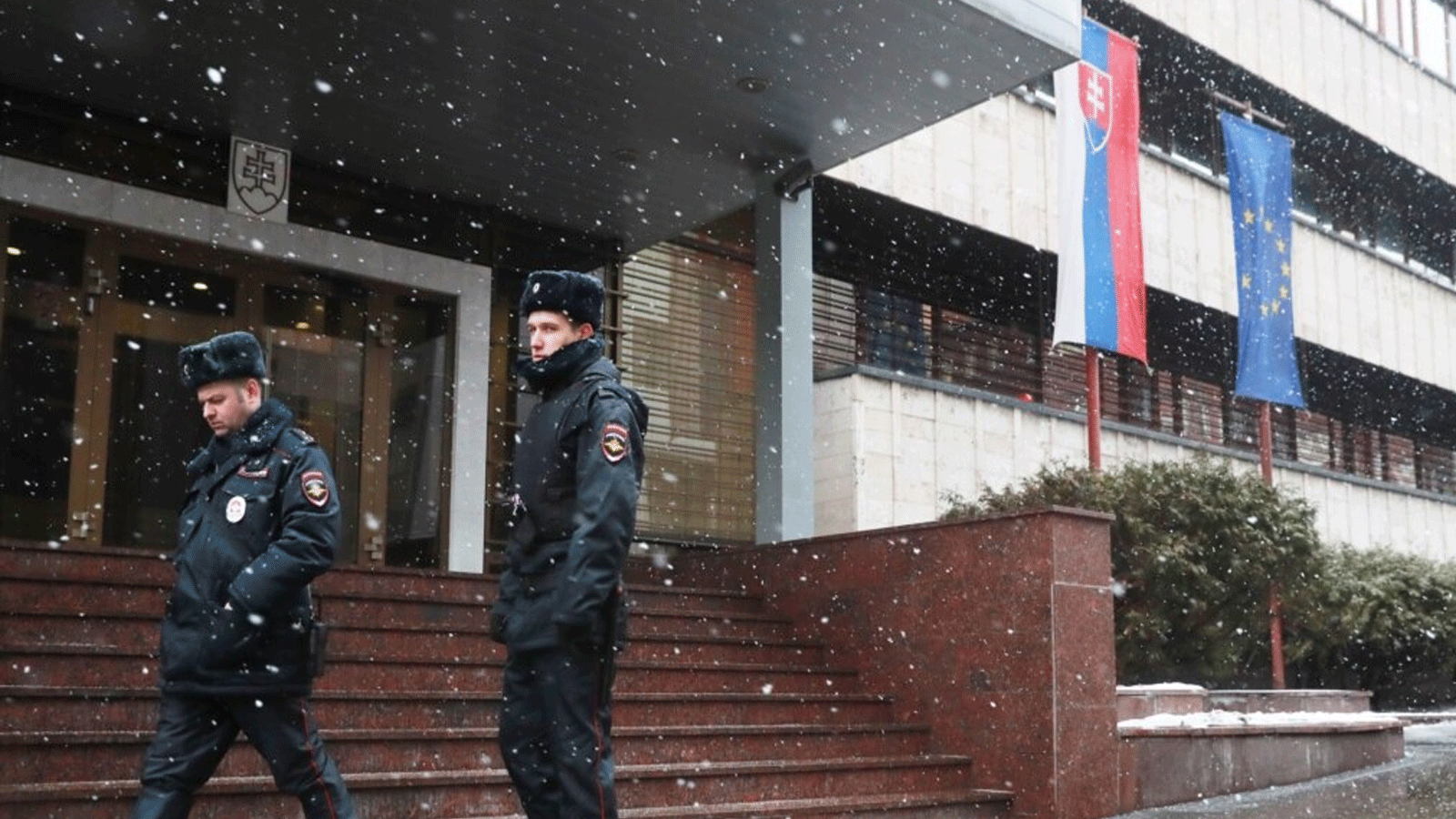 ضباط الشرطة خارج السفارة السلوفاكية في موسكو(TASS)
