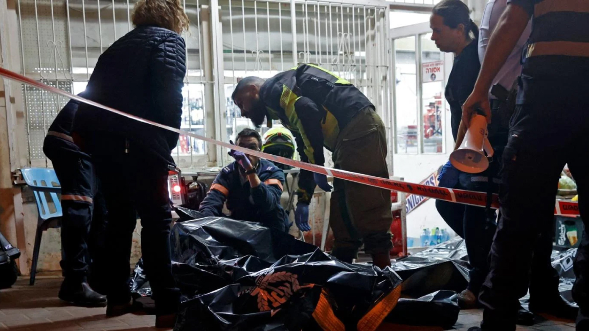 قوات الأمن الإسرائيلية وعناصر الطوارئ يتجمعون حول جثة بعد هجوم إطلاق نار في 29 مارس 2022 في بني براك