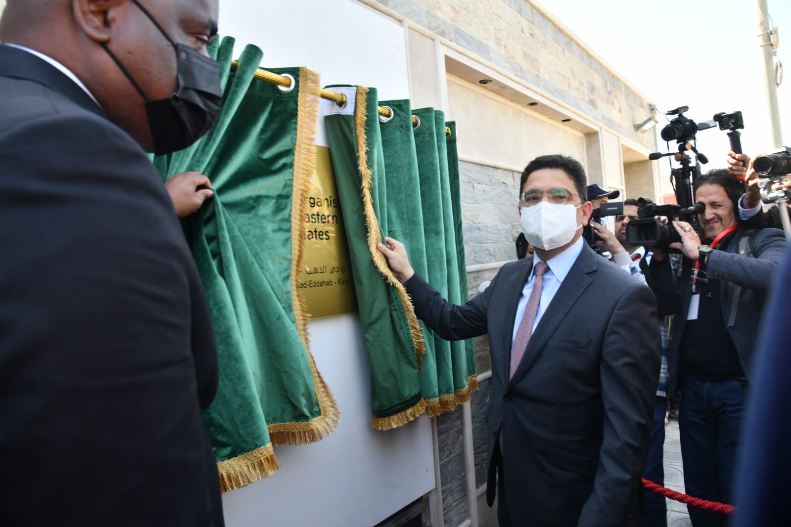  وزير الخارجية ناصر بوريطة، والوزير الأول لكومنويلث دومينيكا، روزفلت سكيريت لدى افتتاحهما قنصلية عامة في الداخلة 