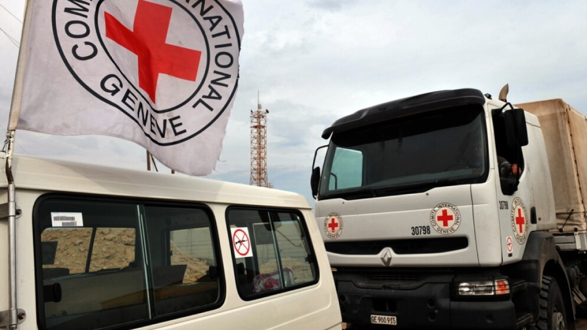 شاحنات تابعة للجنة الدولية للصليب الأحمر تعمل على إيصال المساعدات في أوكرانيا