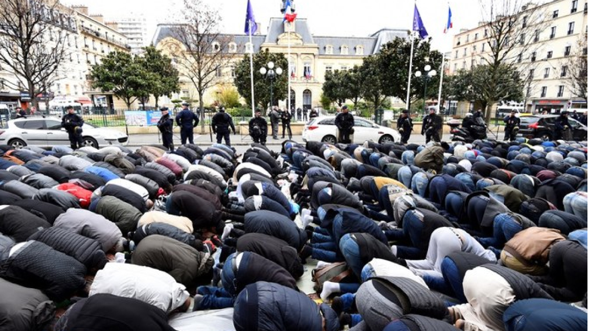 مسلمون يصلون الجمعة في فناء أحد المساجد الفرنسية