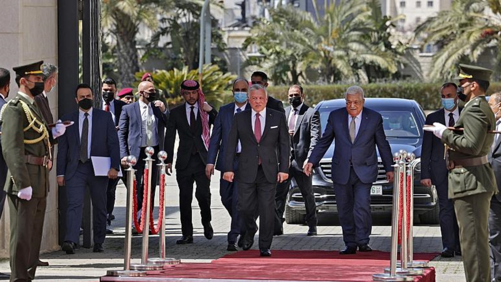 الرئيس الفلسطيني محمود عباس مستقبلاً العاهل الأردني الملك عبد الله الثاني في مدينة رام الله في الضفة الغربية. 28 مارس 2022
