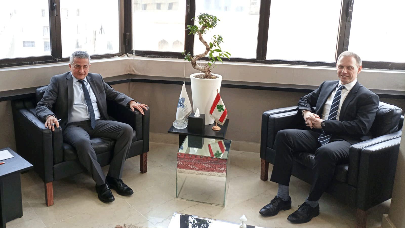 صورة للسفير البريطاني في بيروت إيان كولارد خلال لقائه مع وزير المالية اللبناني يوسف خليل هذا الاسبوع.(من صفحته الموثقة على تويتر)