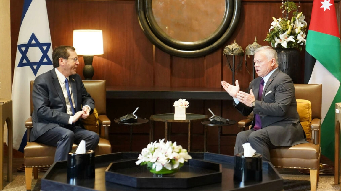 صورة نشرها القصر الملكي الأردني تظهر العاهل الأردني الملك عبد الله الثاني والرئيس الإسرائيلي إسحاق هرتسوغ خلال اجتماع في العاصمة عمان