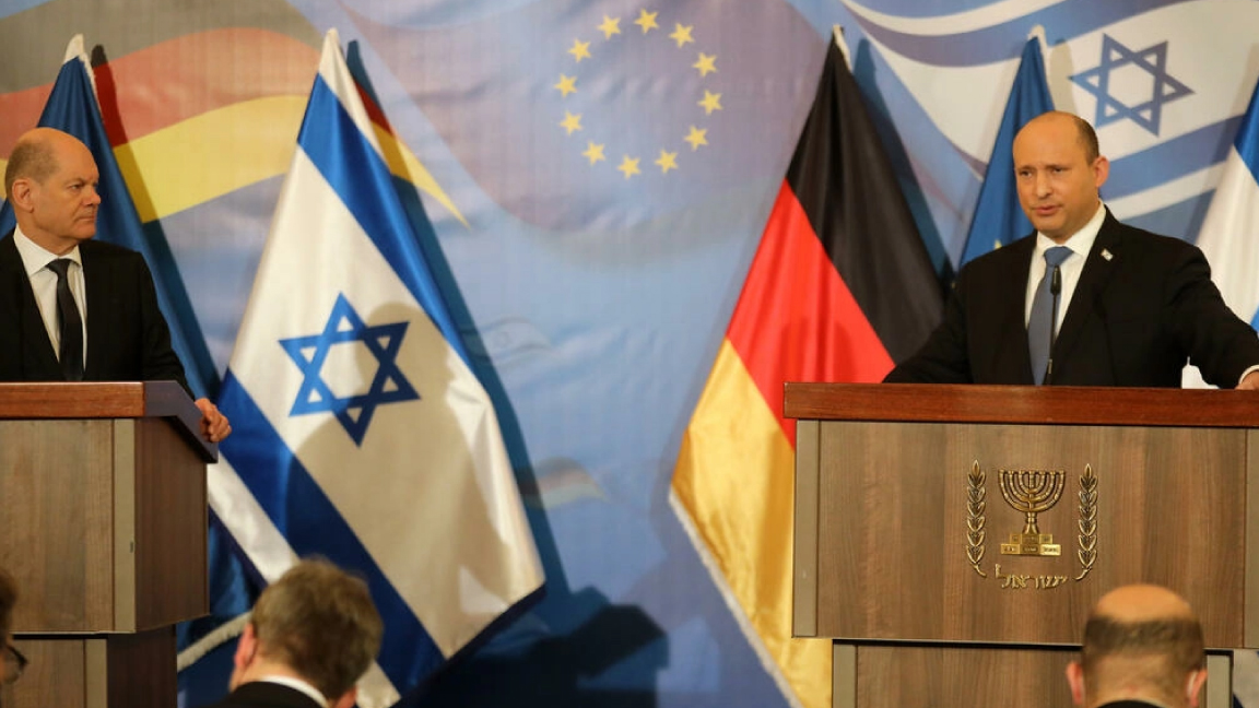 رئيس الوزراء الإسرائيلي نفتالي بينيت (يمين) والمستشار الألماني لأولاف شولتس (يسار) خلال مؤتمر صحافي في فندق الملك داوود في القدس في 2 مارس 2022