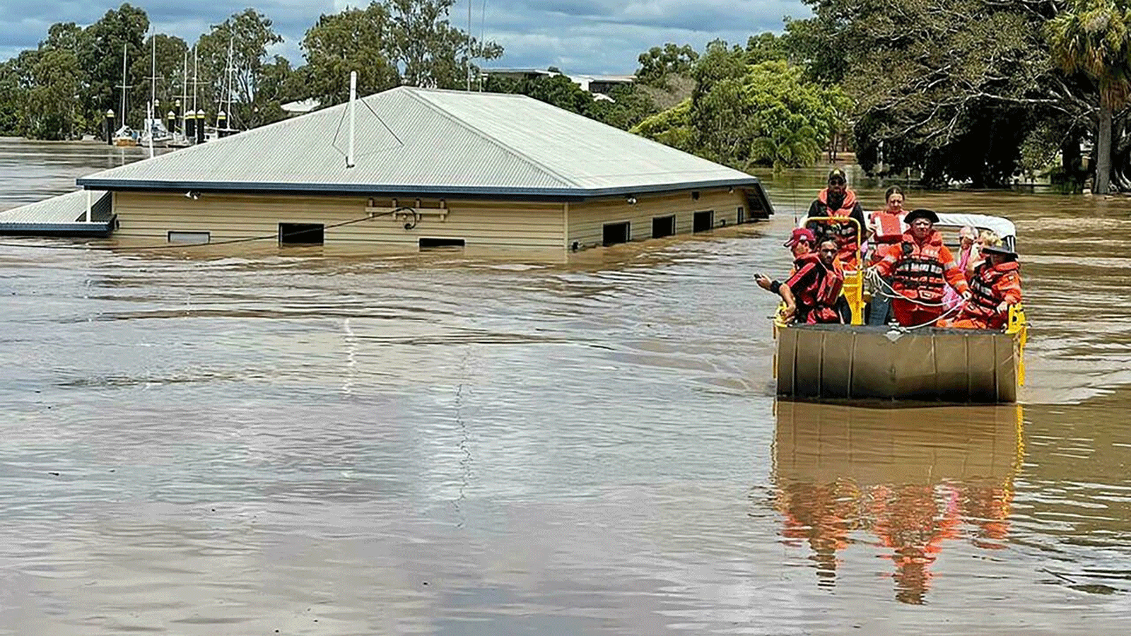  الفيضانات تغمر المناطق في جميع أنحاء ولايتي كوينزلاند ونيو ساوث ويلز