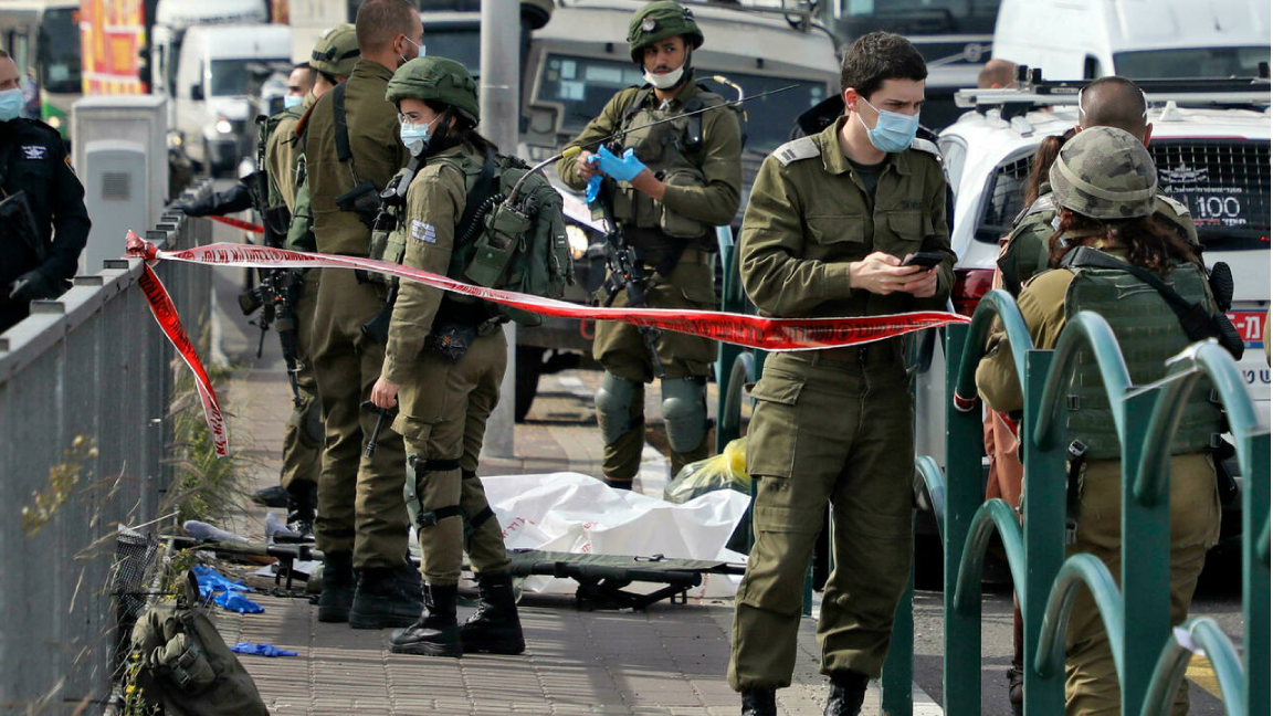 صورة من الأرشيف لجنود إسرائيليين يتجمعون حول جثمان فتى فلسطيني قتل وفق الجيش بعد محاولته تنفيذ عملية طعن ضد جنود إسرائيليين جنوب مدينة نابلس في 26 يناير 2021