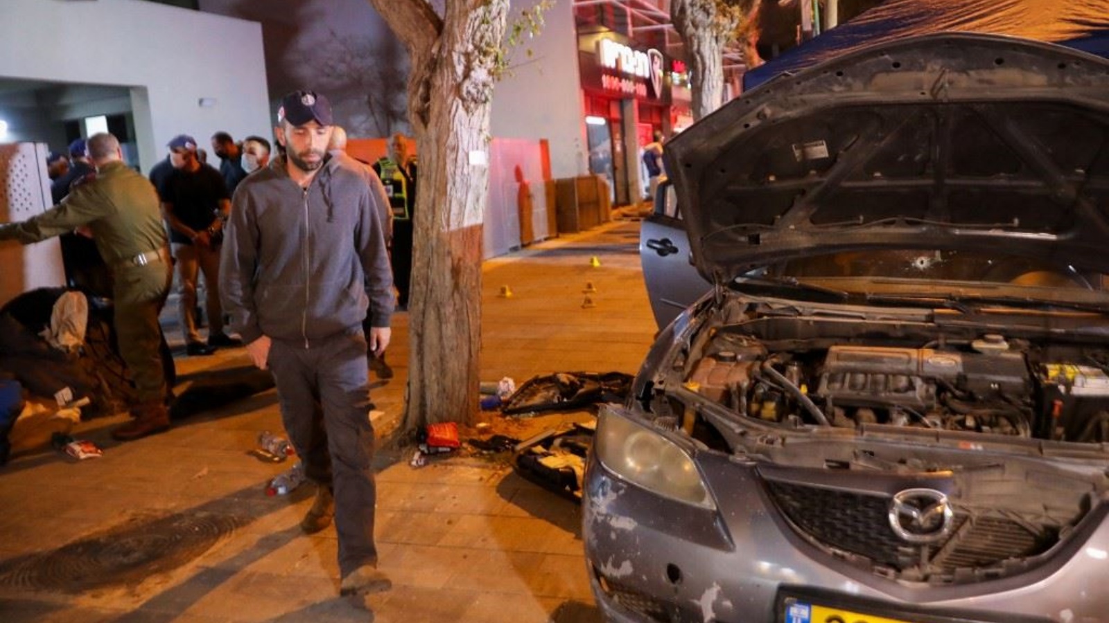 مواطنون في مكان الهجوم في الخضيرة