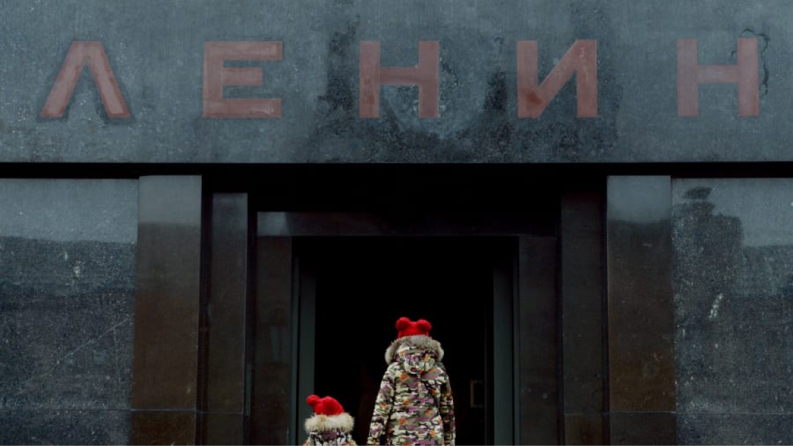 روسية وابنتها امام مدخل ضريح لنين في الساحة الحمراء في موسكو