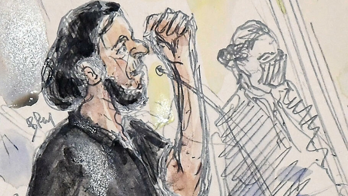 رسم للمتهم الرئيسي باعتداءات 2015 في فرنسا صلاح عبد السلام في المحكمة في باريس في 08 سبتمبر 2021