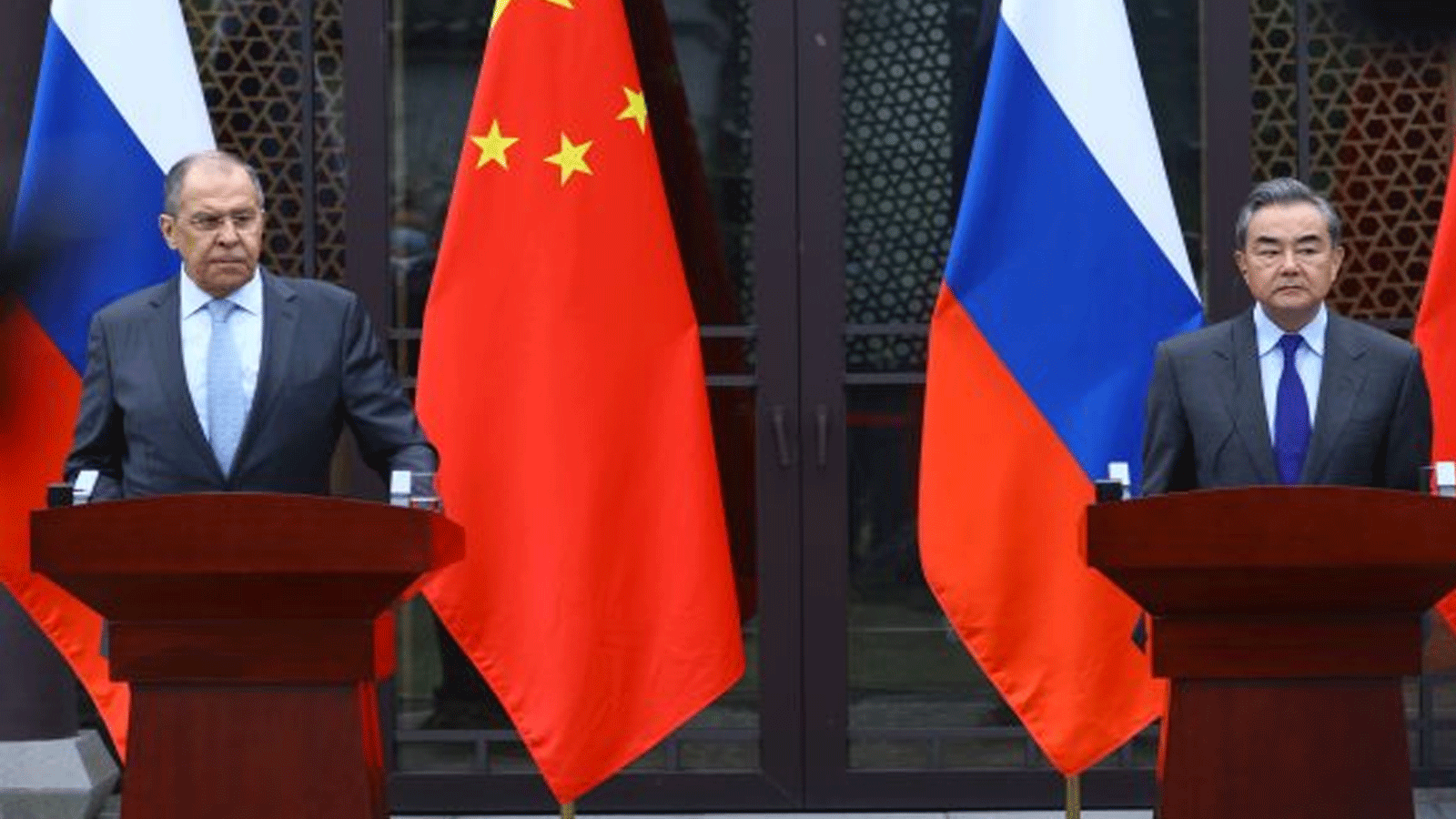 وزير الخارجية الروسي سيرغي لافروف مع نظيره الصيني وانغ يي