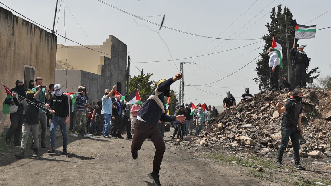فلسطينيون خلال اشتباكات مع قوات الأمن الإسرائيلية في قرية كفر قدوم بالقرب من مستوطنة كدوميم في الضفة الغربية المحتلة في 1 أبريل 2022