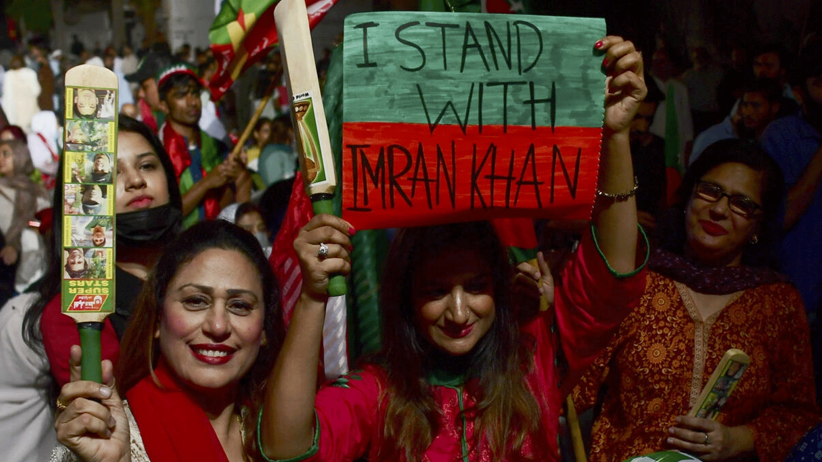 أنصار رئيس الوزراء عمران خان ينزلون إلى الشوارع لعدة أيام احتجاجاً على الاقتراع المرتقب بحجب الثقة
