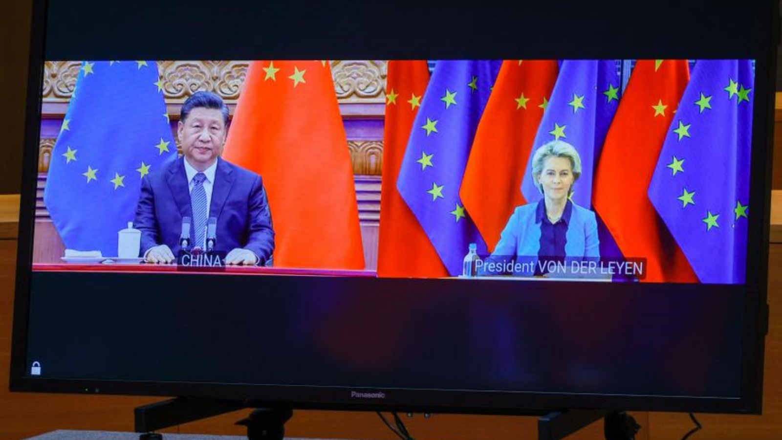الرئيس الصيني شي جينبينغ (على اليسار) ورئيسة المفوضية الأوروبية أورسولا فون دير لاين يظهران عبر رابط فيديو في قمة بين الاتحاد الأوروبي والصين في 1 أبريل 2022.