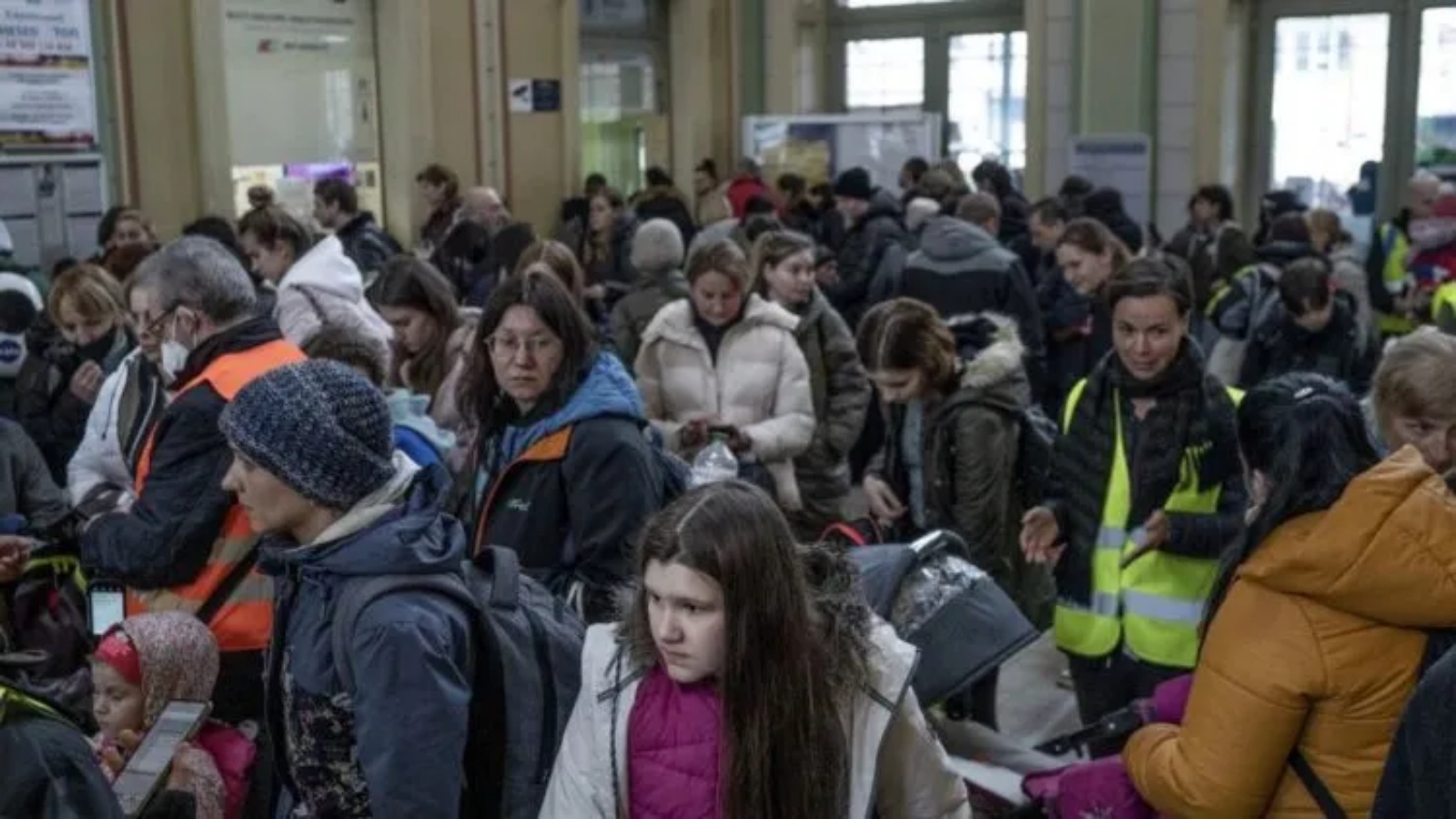 اللاجئون من أوكرانيا يقفون في طابور للحصول على تذاكر قطار مجانية في قاعة محطة السكك الحديدية الرئيسية في برزيميسل، جنوب شرق بولندا