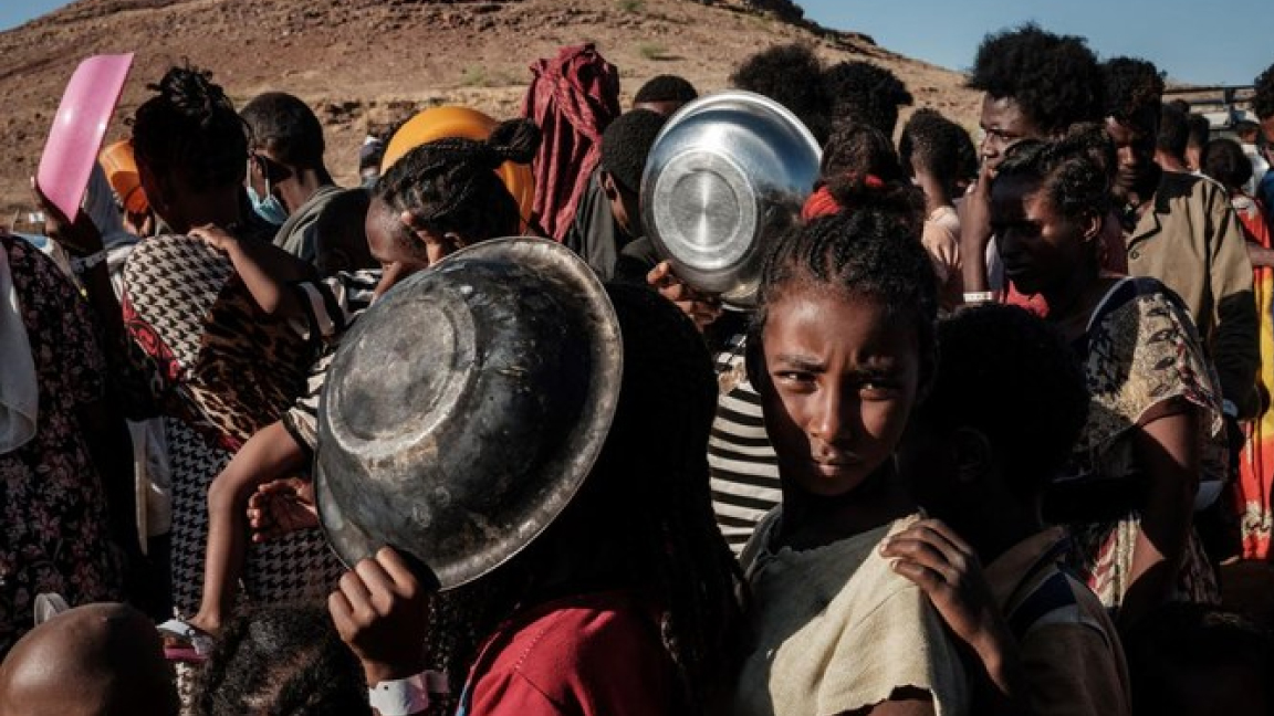 مواطنون إثيوبيون في إقليم تيغراي ينتظرون للحصول على مساعدات غذائية