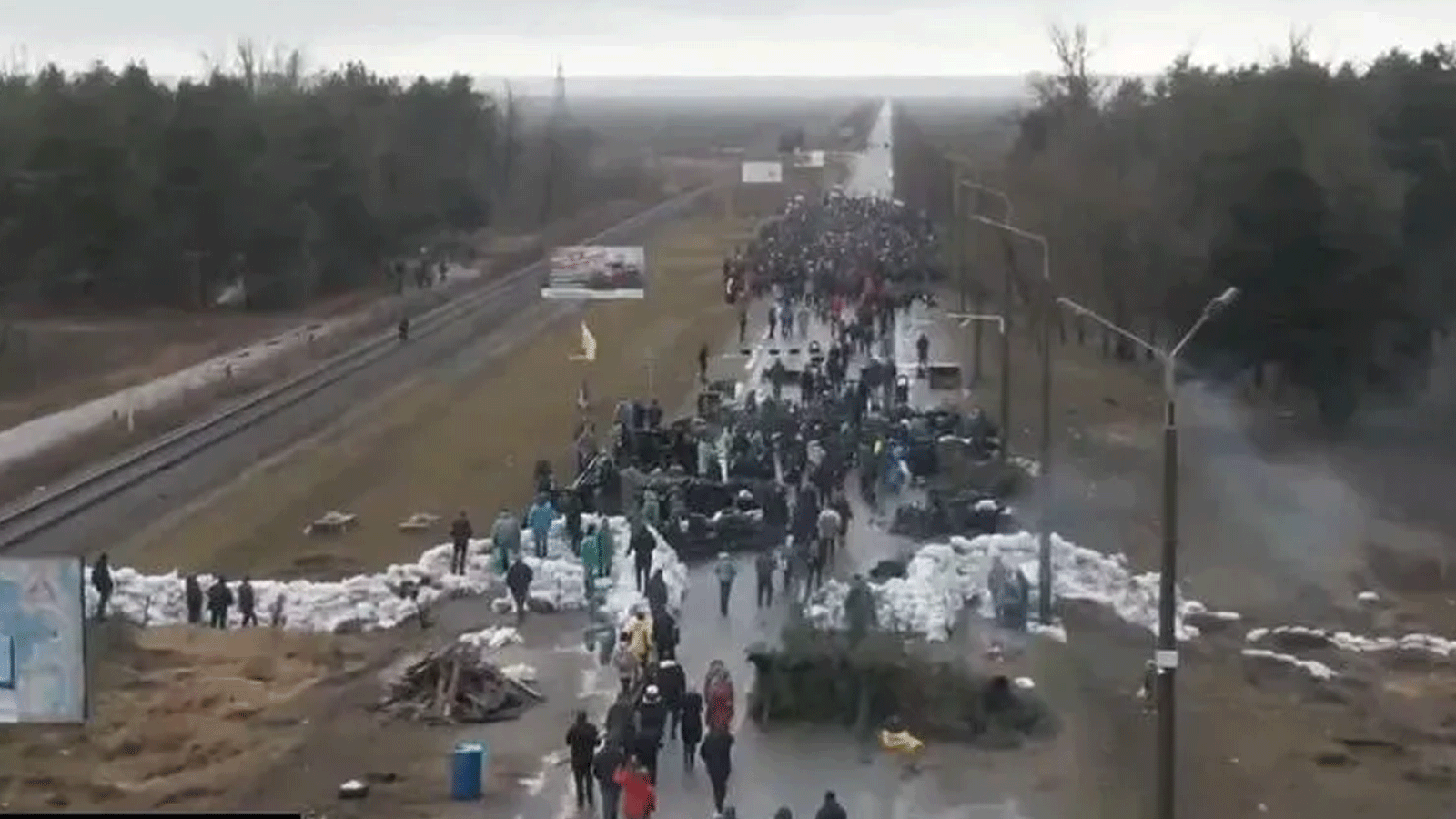 متظاهرون مدنيون في إنيرغودار في جنوب أوكرانيا، يحتجون على الحرب في المنطقة التي أصبحت تحت الاحتلال الر وسي