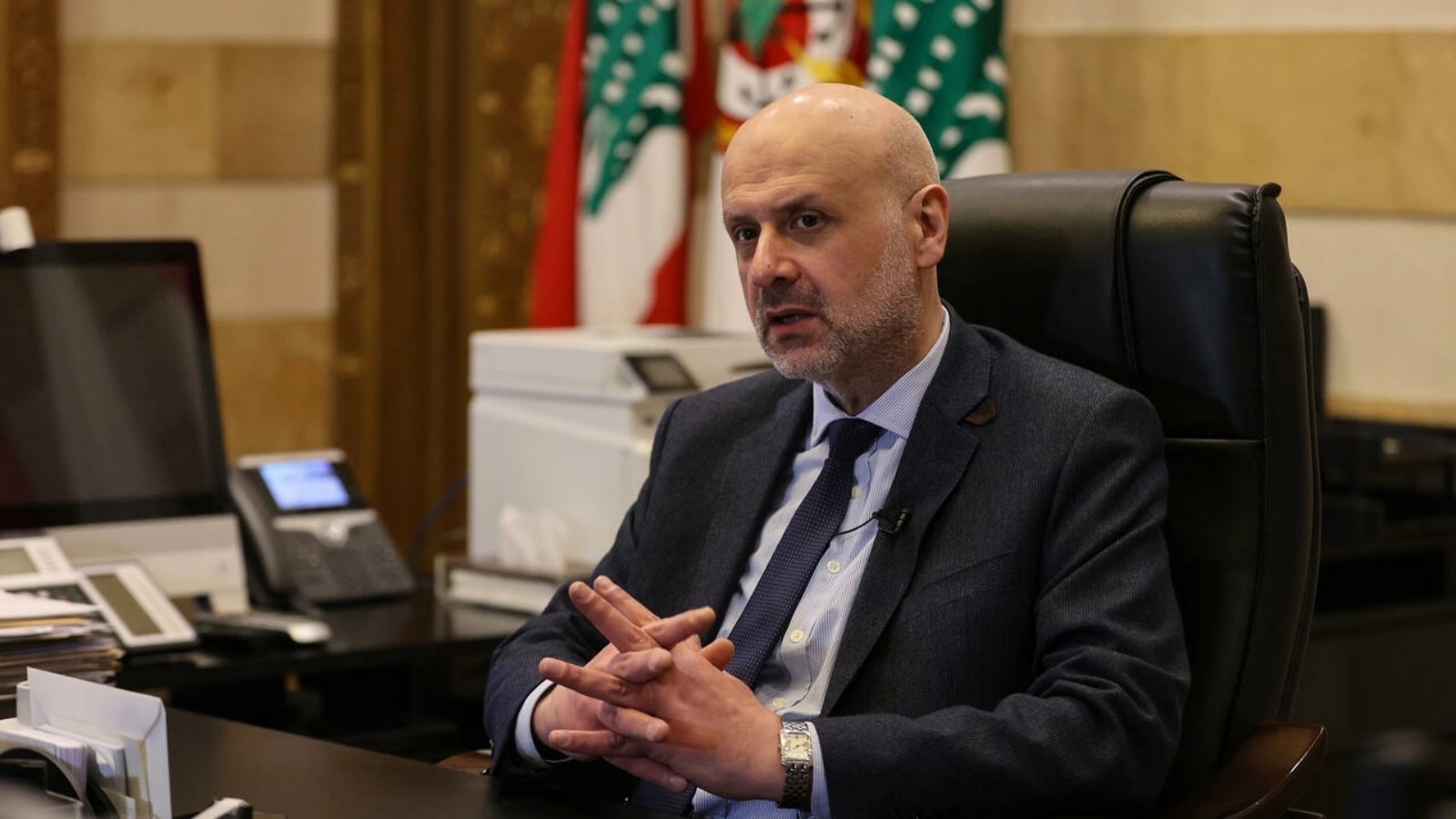 وزير الداخلية اللبناني بسام المولوي خلال حديث مع فرانس برس في مكتبه في بيروت، في 31 مارس 2022 