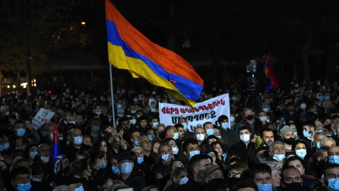 تجمع الأرمن للمطالبة باستقالة رئيس الوزراء نيكول باشينيان في يريفان في 8 نوفمبر 2021 ، بعد عام من توقيع باشينيان اتفاق وقف إطلاق النار بوساطة روسية مع أذربيجان