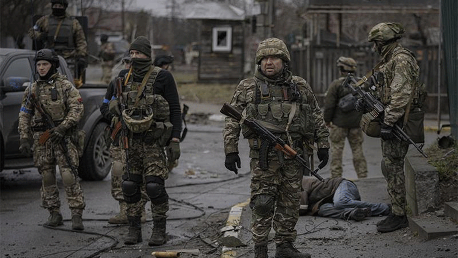 جنود أوكرانيون في بوتشا بعد خروج الجيش الروسي منها