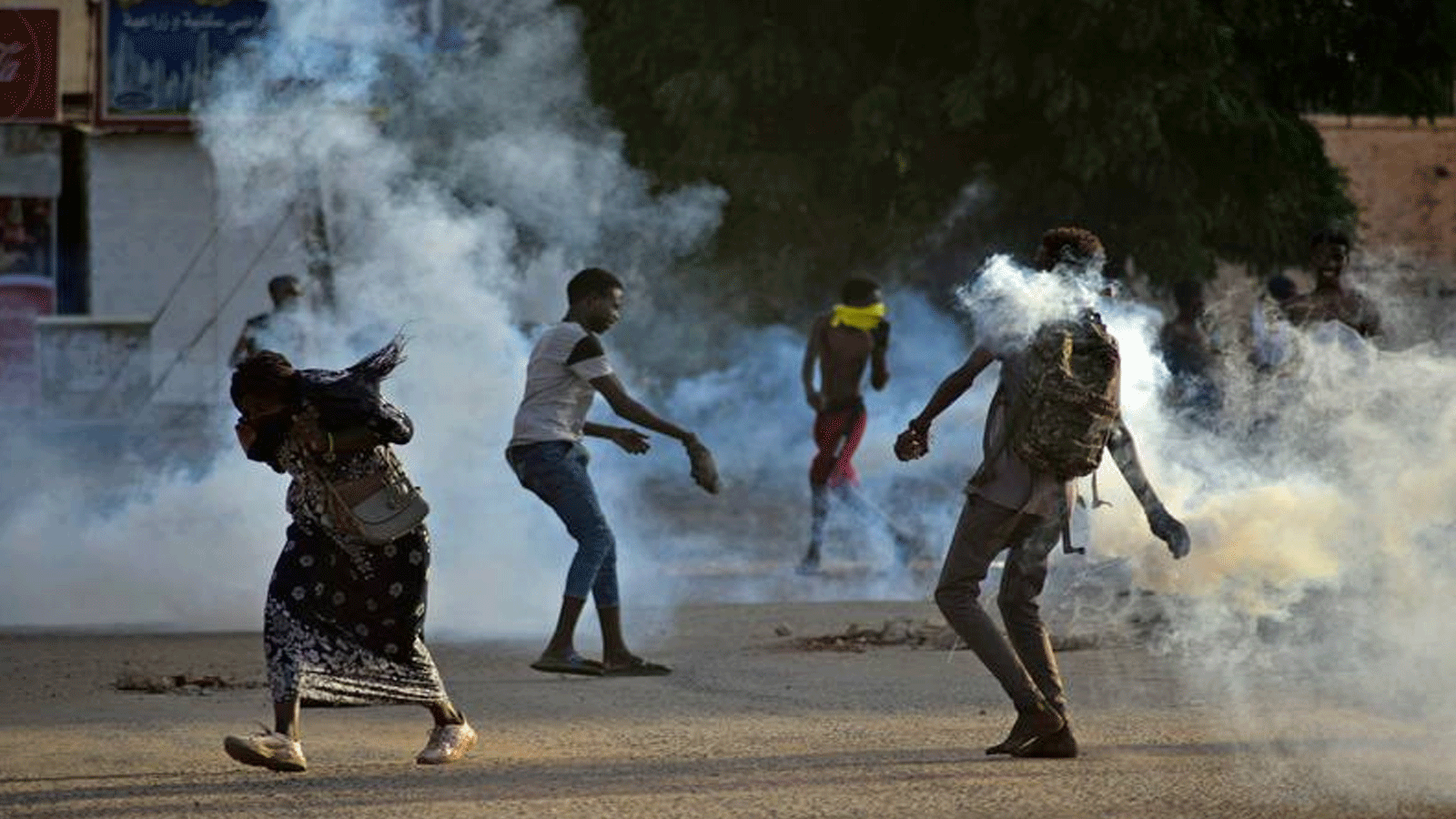 المتظاهرون السودانيون يواجهون الغاز المسيل للدموع