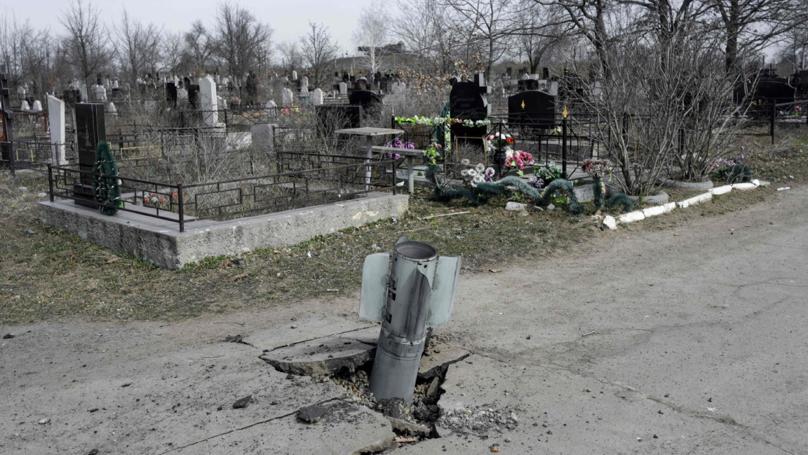 صاروخ غير منفجر في مقبرة ميكولايف، جنوب أوكرانيا، 21 مارس 2022