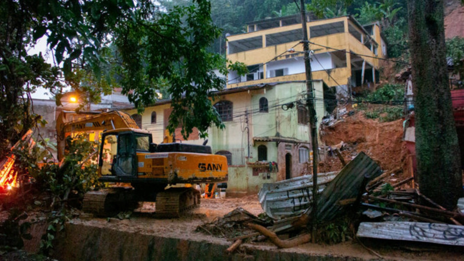 موقع الانهيار الأرضي الذي قتلت فيه أم وستة من أطفالها، في باراتي، ولاية ريو دي جانيرو، البرازيل في 2 أبريل 2022.