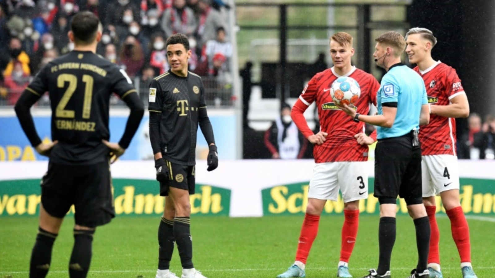 موسيالا (ثاني من اليسار) ساهم خلال فوز بايرن على فرايبورغ 4-1 السبت