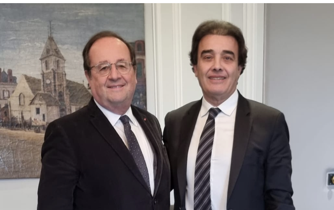 الرئيس الفرنسي السابق فرانسوا هولاند لدى استقباله الوزير المغربي السابق عبد الكريم بن عتيق