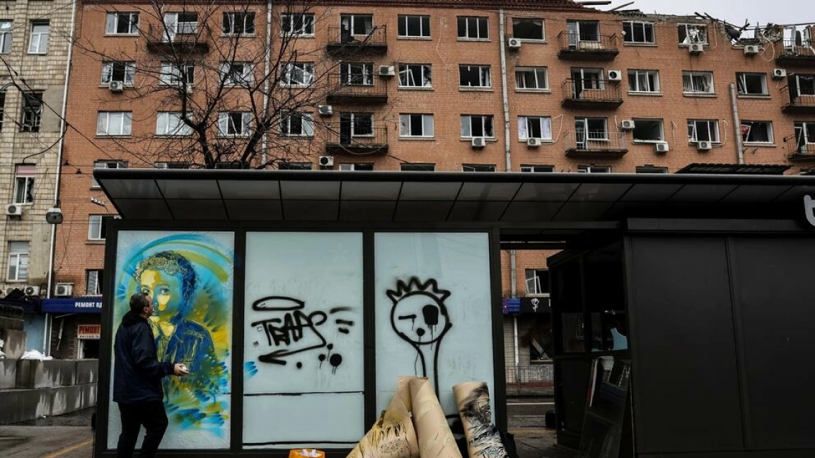 سافر C215 إلى أوكرانيا ليرسم صور السلام والبراءة على جدران البلاد التي تحرقها الحرب