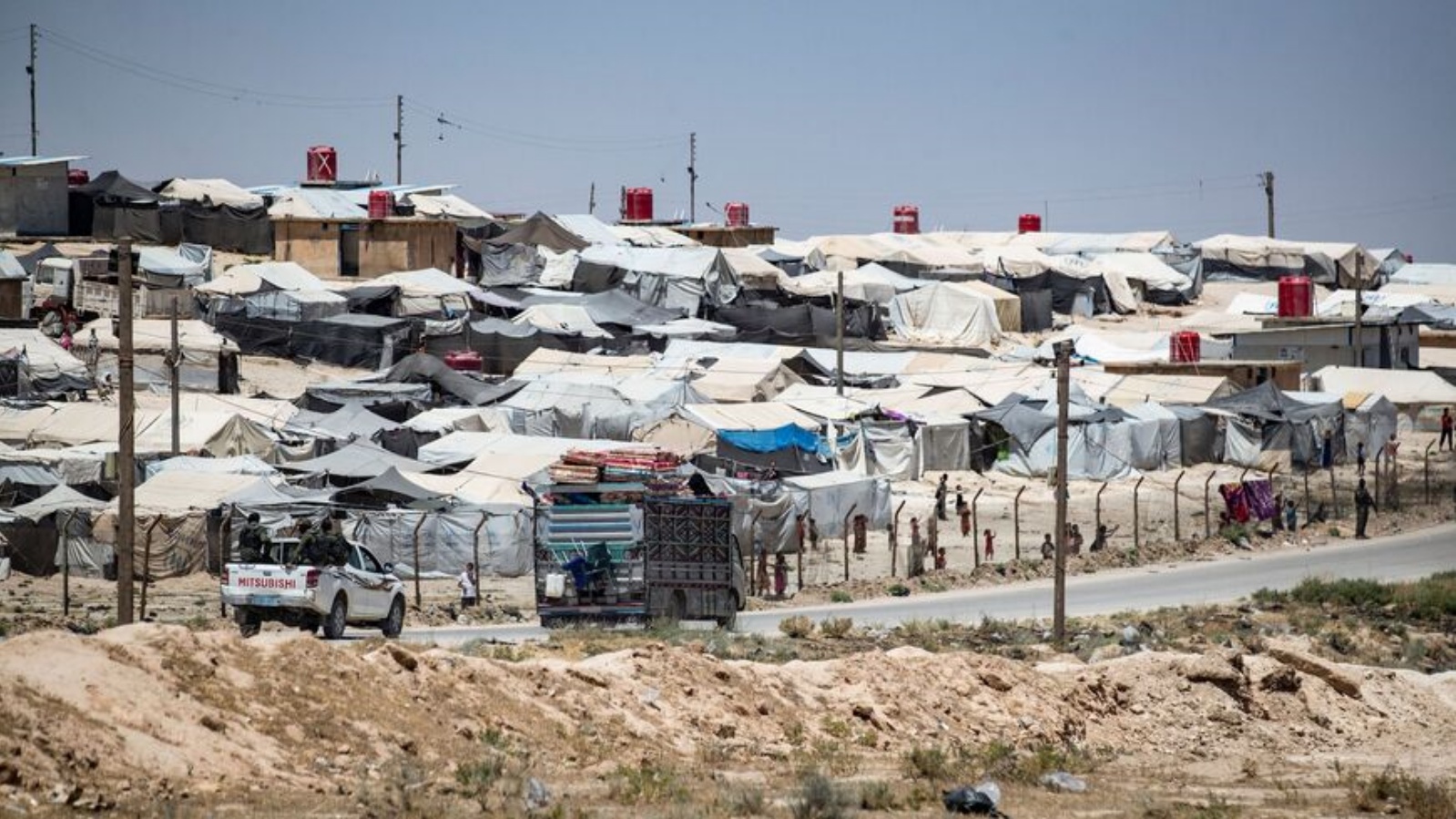 منظر عام يُظهر مخيم الهول الذي يديره الأكراد ويحتجز أقارب مقاتلين يشتبه في كونهم من تنظيم الدولة الإسلامية، في شمال شرق محافظة الحسكة السورية، في 2 يونيو 2021